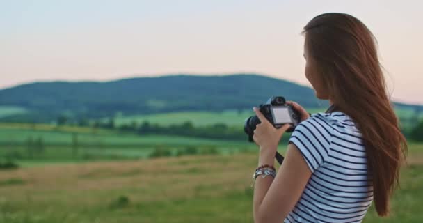 Mulher usando câmera fotográfica digital — Vídeo de Stock