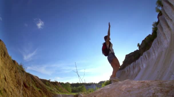 Femme de randonnée dans le grand canyon — Video