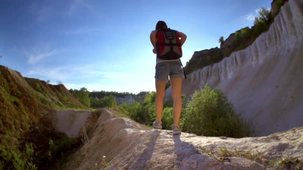 Hiking vrouw toeristische wandelen — Stockvideo