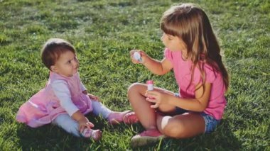 Bahçede oynayan iki küçük kız