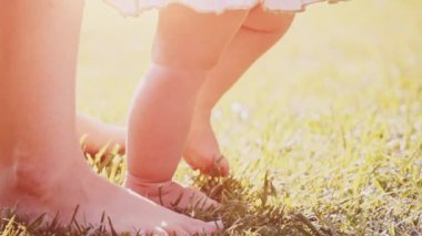 Küçük bebek yürümeyi öğrenir