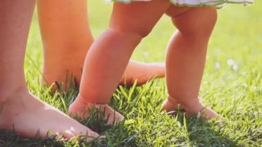 Küçük bebek yürümeyi öğrenir