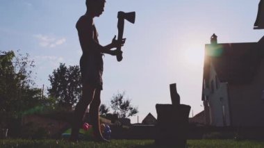 Güçlü delikanlı odun kesmenin