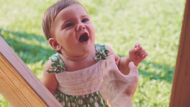 Yürümeye başlayan çocuk kız gösteren ilk diş — Stok video
