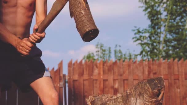 Jonge sterke man hakken van hout — Stockvideo