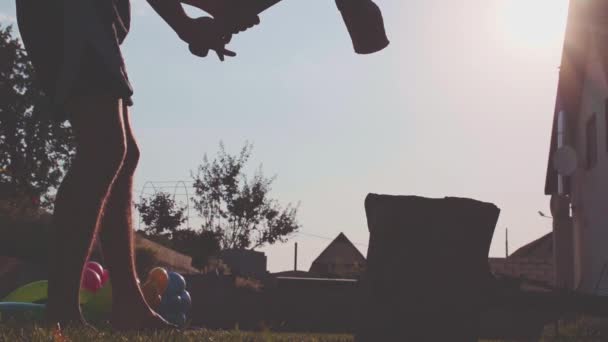 Young strong man chopping wood — Stock Video