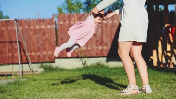 Belle mère heureuse tournant son bébé — Video