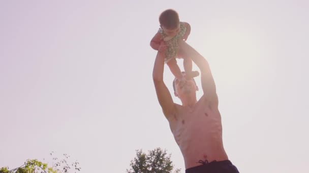 Pappa spelar med baby dotter — Stockvideo