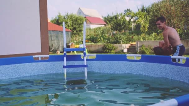 Küçük kız babası yakın Yüzme Havuzu ile — Stok video