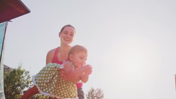 Mamma leker med dottern baby — Stockvideo