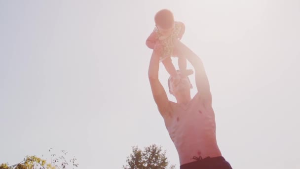 Père jouant avec bébé fille — Video