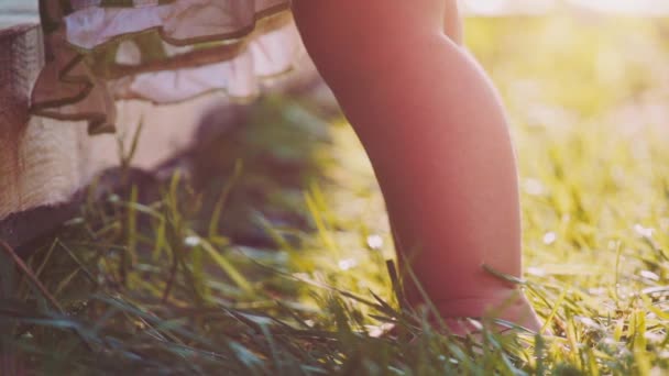 Μικρό παιδί πόδια για την πράσινη χλόη — Αρχείο Βίντεο
