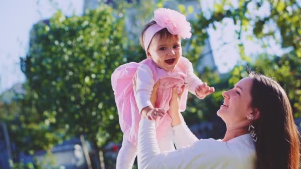 Mother playing with her baby daughter — Stock Video