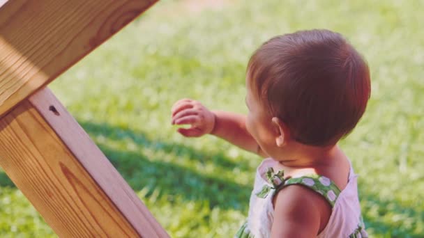 Toddler girl pointing on something — Stock Video