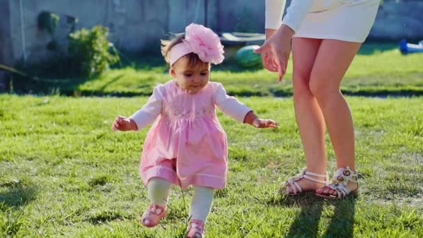 Bebê menina fazendo seus primeiros passos — Vídeo de Stock