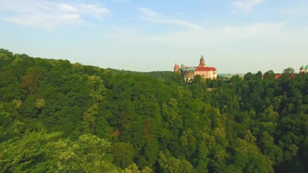 Luchtfoto van middeleeuwse kasteel Ksiaz — Stockvideo