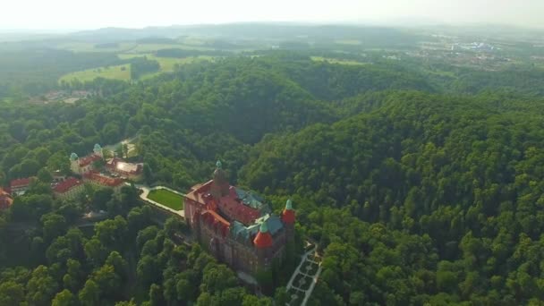 Vista aérea del castillo medieval de Ksiaz — Vídeos de Stock