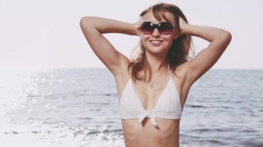 Deniz sahilde gülümseyen kadın