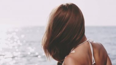 Deniz sahilde gülümseyen kadın