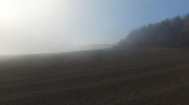 Güneşli bulutların üzerinde doğal uçuş