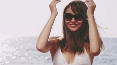 Deniz sahilde gülümseyen kadın