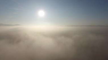 Bulutların üzerinde doğal uçuş