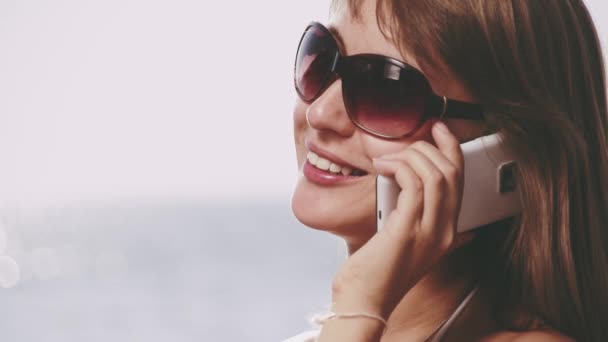 Hermosa mujer hablando en el teléfono inteligente — Vídeo de stock