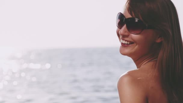 Mujer sonriente en la playa del mar — Vídeos de Stock