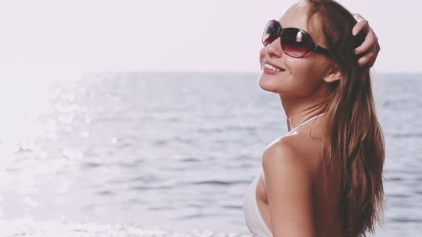 Smiling woman on the sea beach — Stock Video