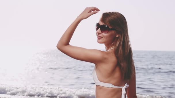 Mulher sorridente na praia do mar — Vídeo de Stock