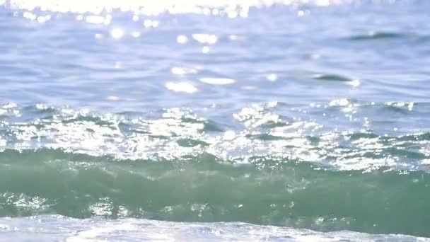 Agua dulce espumosa y ondulada — Vídeo de stock