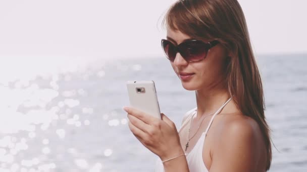 Hermosa mujer hablando en el teléfono inteligente — Vídeo de stock