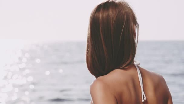 Mulher sorridente na praia do mar — Vídeo de Stock