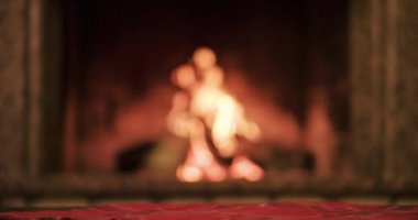 Kırmızı şaraplı çift kadeh kaldırıyor.