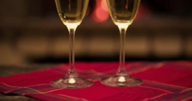 Şömine önünde bardak şampanya
