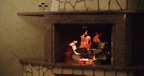 Mouvement lent de la combustion de la cheminée 