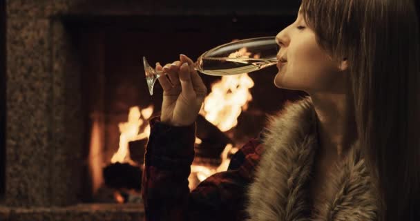 Привлекательная женщина пьет шампанское — стоковое видео