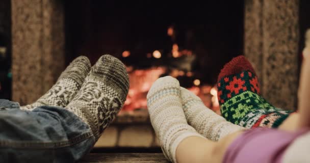 Family with two kids warming feet — Stock Video