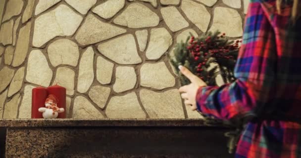 Женщина украшает камин на Рождество — стоковое видео