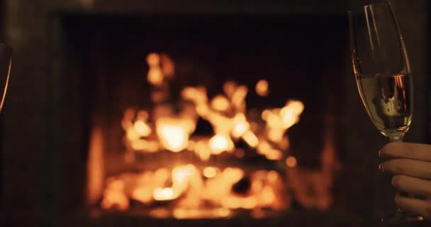 对夫妇敬酒香槟温馨壁炉旁 — 图库视频影像