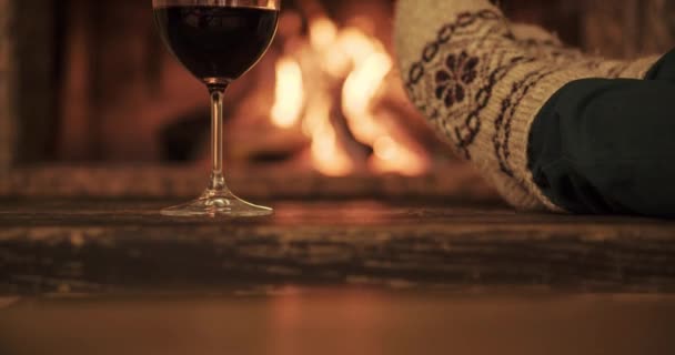 Жінка в вовняних шкарпетках з келихом вина — стокове відео