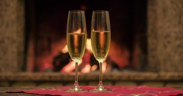 Casal tomando copos com champanhe — Vídeo de Stock