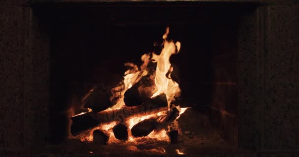 Cámara lenta de la chimenea quema — Vídeo de stock