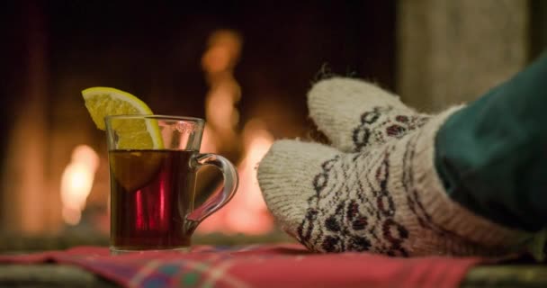 Femme se détend par le feu chaud — Video