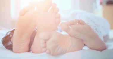 Çift yatakta Lezbiyencilik oynarken ayak