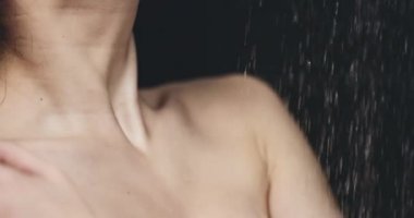 Güzel kadın duş alıyor.