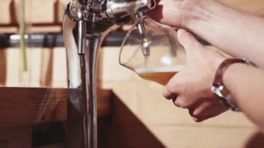 Barmenin dökme bardak bira bira eller