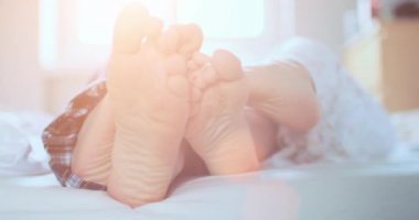 Çift yatakta Lezbiyencilik oynarken ayak