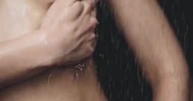 dökülen suyun altında duran kadın