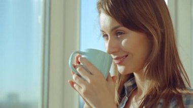 pencerenin yanında kahve içme kadın